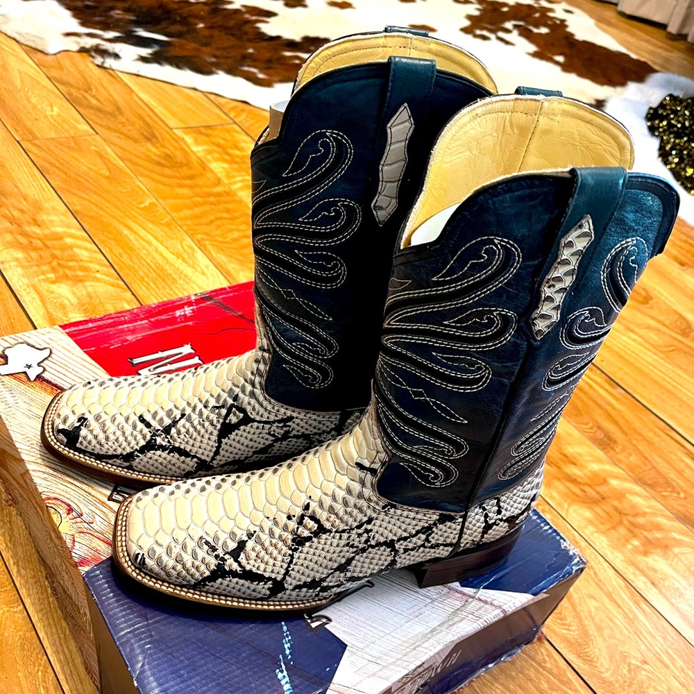 Men’s snakeskin boots!